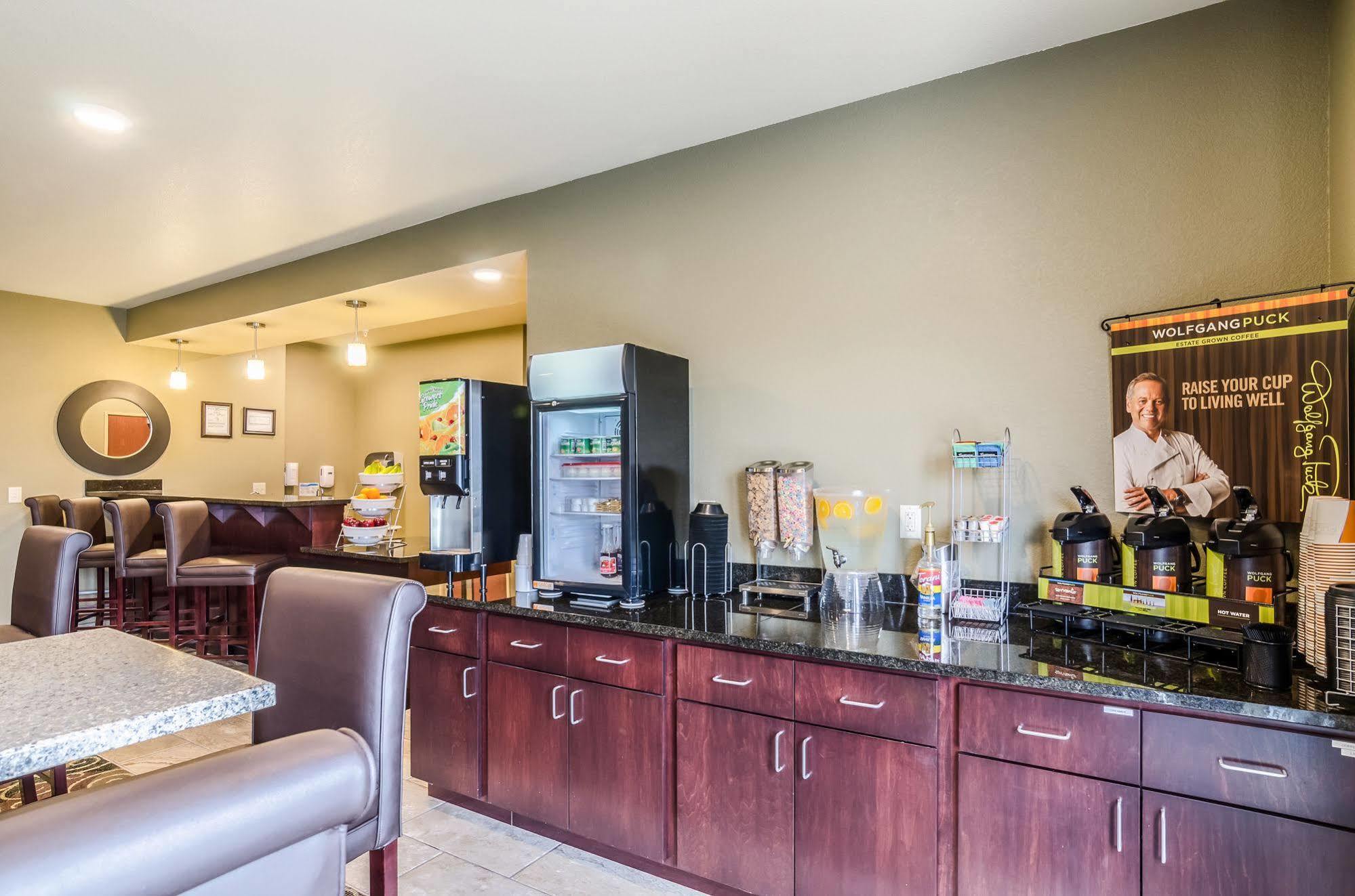 Cobblestone Hotel & Suites - Mccook 外观 照片