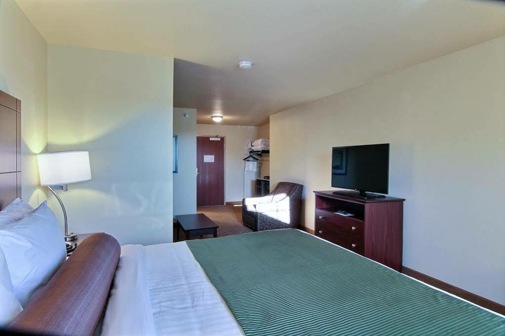 Cobblestone Hotel & Suites - Mccook 外观 照片